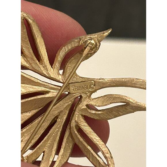 Vintage Crown Trifari Brooch Pin Big 1950s MCM Gold Tone Textured Palm Leaf Tree - Picture 2 of 4
